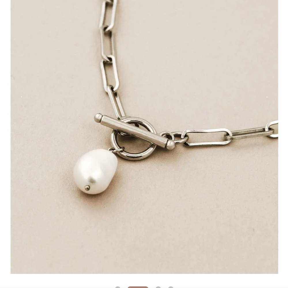 Silver pearl necklace